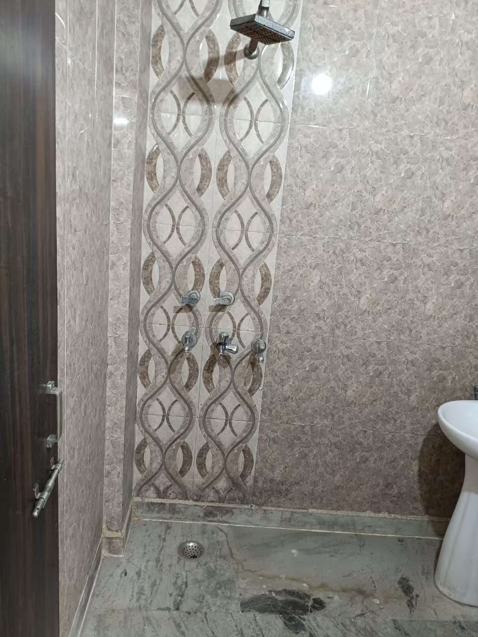 100 gaj independent floor in Nangloi Delhi